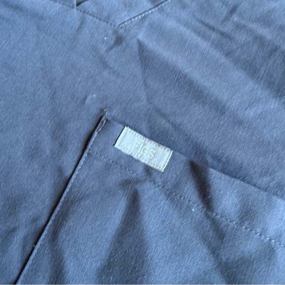 FIGS Men’s Medium Scrub Top Grey - Picture 2 of 3